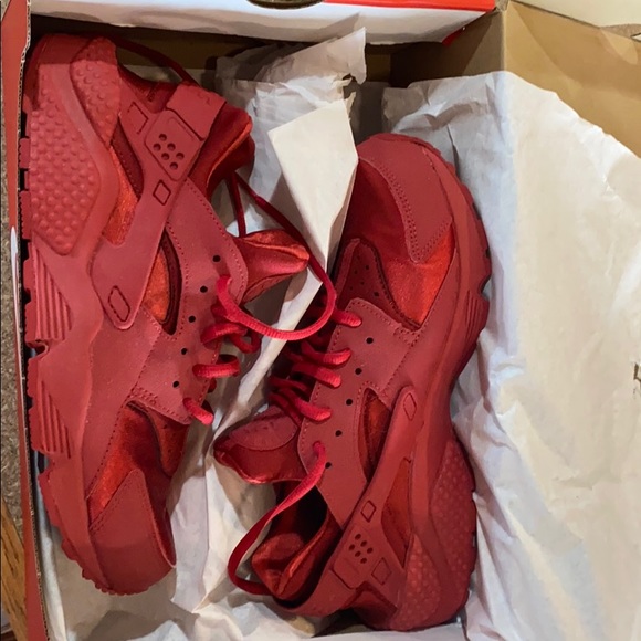 red huaraches womens outfit
